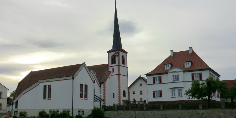 Kirche mit Pfarrhaus Wasserlosen